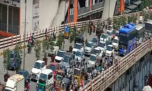 Hyderabad : హైదరాబాద్ లో భారీగా ట్రాఫిక్ జామ్