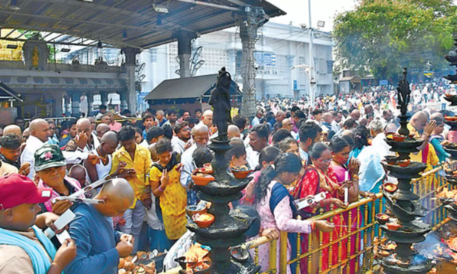 Tirumala : తిరుమలలో ఇంతటి రద్దీ ఎప్పుడూ లేదే... ఈరోజు దర్శనం కావాలంటే?