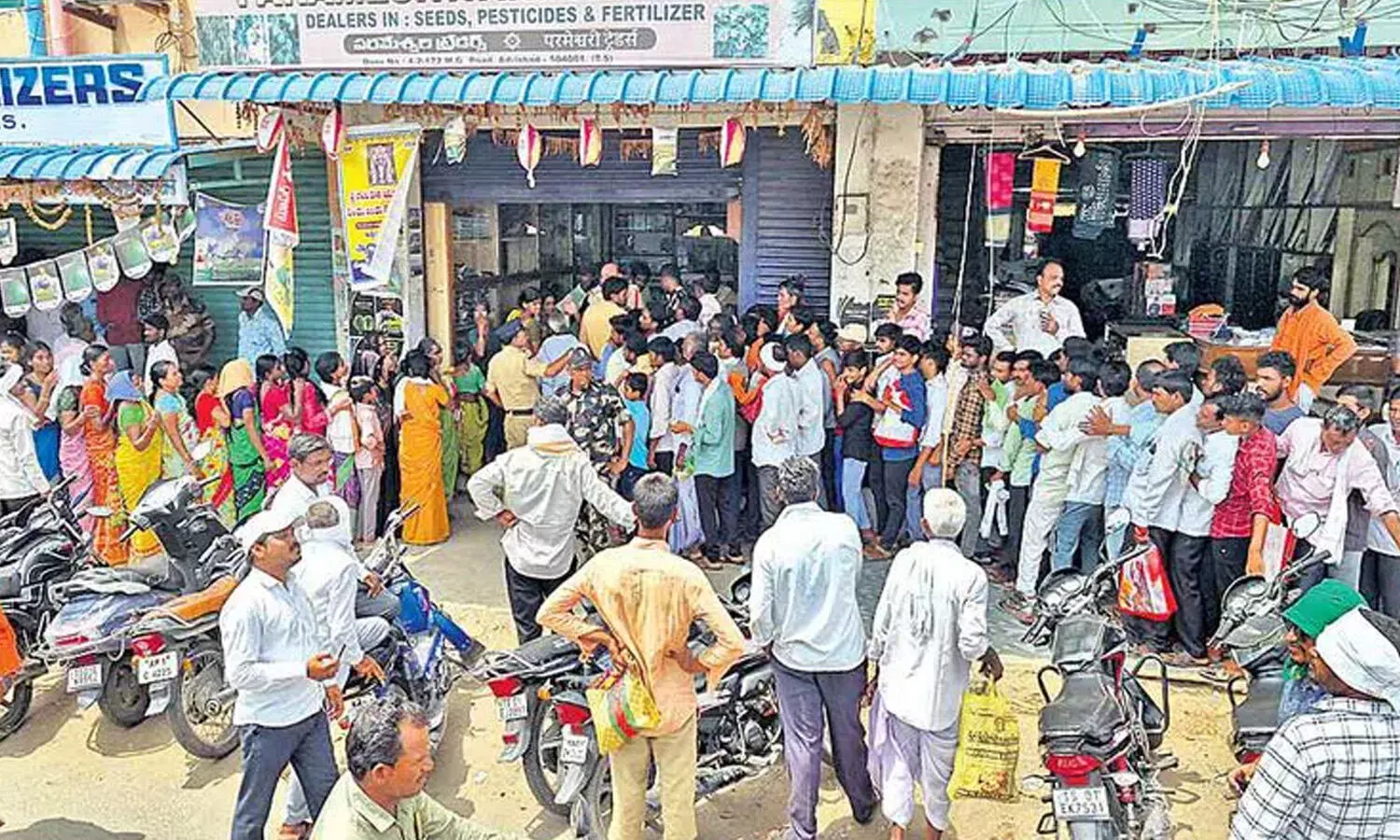 Telangana : విత్తనాల కోసం రైతన్నల పడిగాపులు Telangana : విత్తనాల కోసం రైతన్నల పడిగాపులు