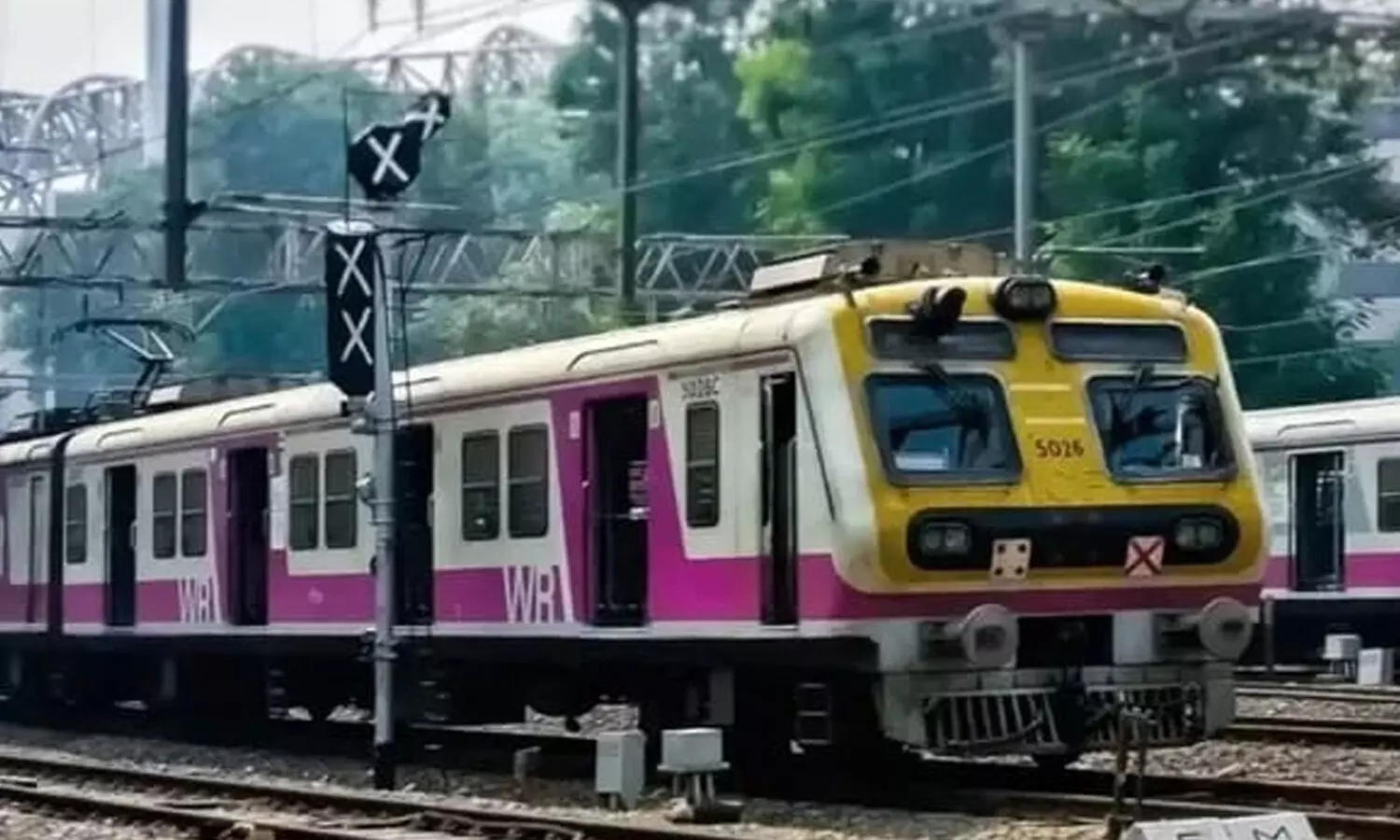 Mumbai : మూడు రోజులపాటు రైళ్లన్నీ బంద్