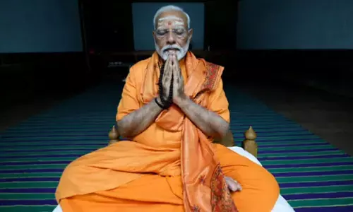 Narendra Modi : ధ్యానంలో ఉన్నప్పుడు మోదీ వీటినే తీసుకుంటారట
