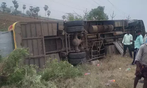 ప్రయివేటు బస్సు బోల్తా.. ఇరవై మందికి గాయాలు