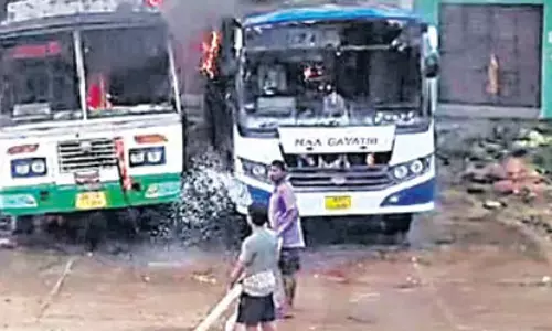 బస్టాండ్ లో నిలిపి ఉన్న బస్సులు ఎండల దెబ్బకు బూడిదయిపోయాయే