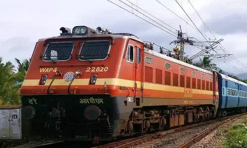 తాజ్ ఎక్స్‌ప్రెస్‌ లో మంటలు.. భయాందోళనలో ప్రయాణికులు