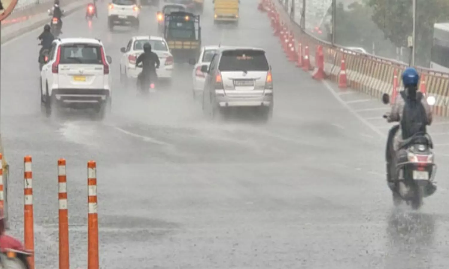 Hyderabad : హైదరాబాద్ లో గంట నుంచి పడుతున్న భారీ వర్షం Hyderabad : హైదరాబాద్ లో గంట నుంచి పడుతున్న భారీ వర్షం