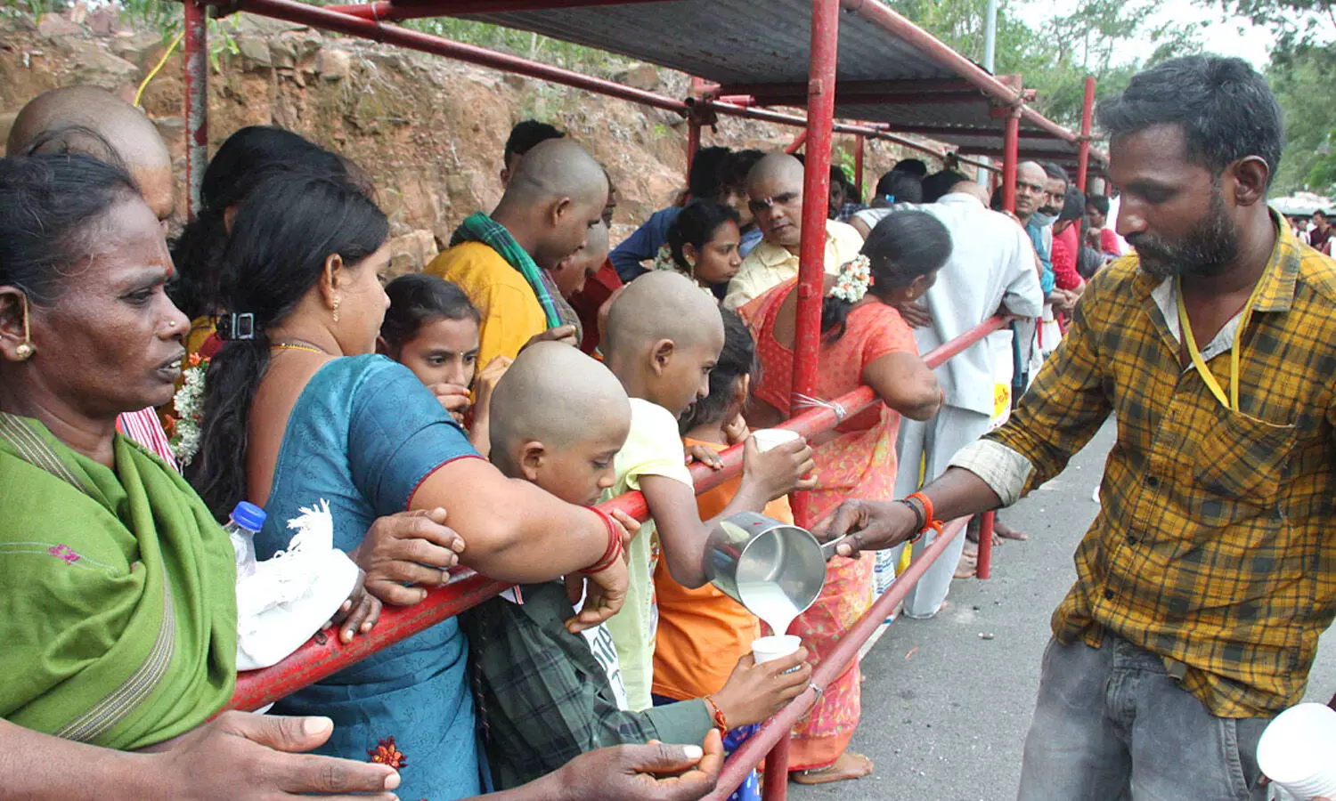 Tirumala : గోవిందనామంతో హోరెత్తుతున్న తిరుమల గిరులు