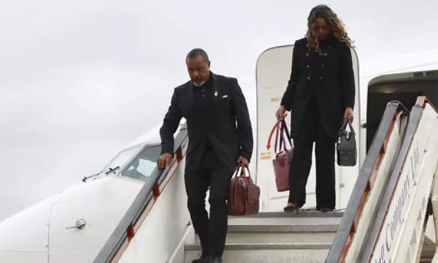 విమాన ప్రమాదంలో మలావీ ఉపాధ్యక్షుడు దుర్మణం.. మరో తొమ్మిది మంది మృతి విమాన ప్రమాదంలో మలావీ ఉపాధ్యక్షుడు దుర్మణం.. మరో తొమ్మిది మంది మృతి