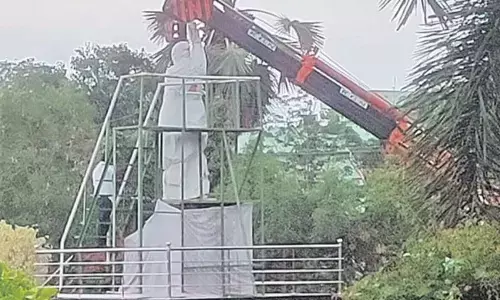 YSR : వైఎస్సార్ విగ్రహం తొలగింపు