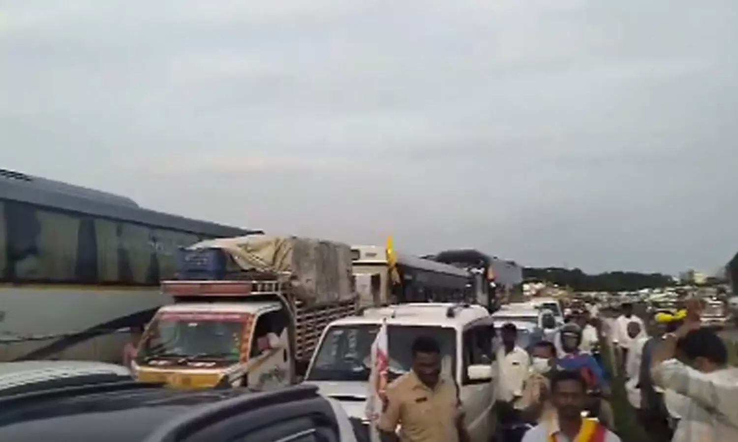 బెజవాడలో భారీగా ట్రాఫిక్ జాం.. క్లియర్ చేస్తున్న పోలీసులు