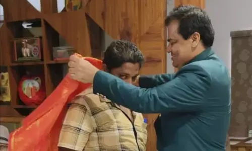 ట్రాఫిక్ లో చిక్కుకున్న ఐఏఎస్.. లిఫ్ట్‌ ఇచ్చిన వ్యక్తికి సన్మానం