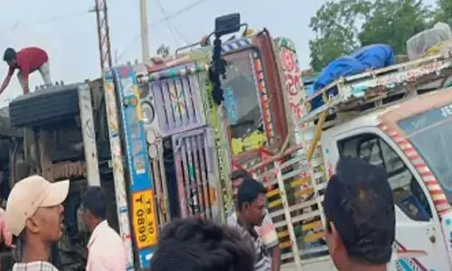 తెలంగాణలో రోడ్డు ప్రమాదం.. ఇద్దరు మృతి