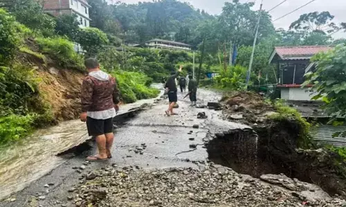 Landslides : సిక్కింలో కొండ చరియలు విరిగిపడి ఆరుగురి మృతి