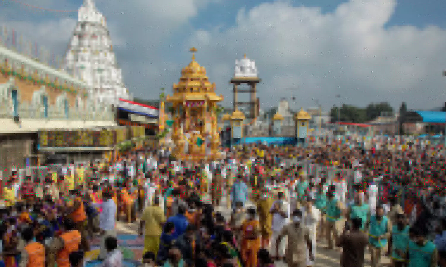 Tirumala : శనివారం.. నమో వెంకటేశ నామస్మరణలతో.. క్యూలైన్లన్నీ