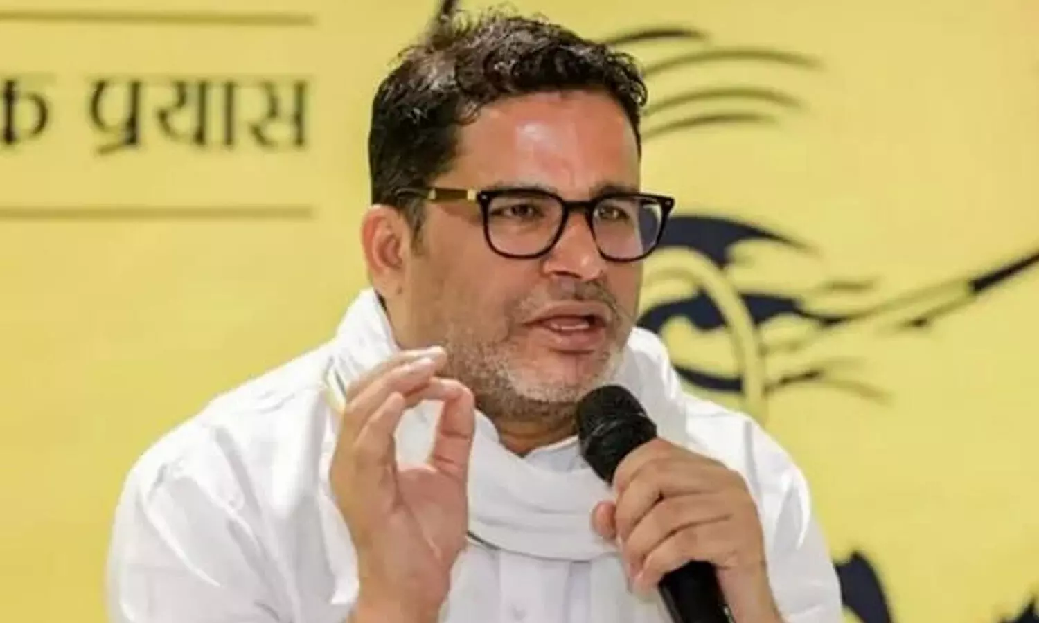 నితీష్ పై ప్రశాంత్ కిషోర్ హాట్ కామెంట్స్...మోదీ కాళ్లను తాకారంటూ? నితీష్ పై ప్రశాంత్ కిషోర్ హాట్ కామెంట్స్...మోదీ కాళ్లను తాకారంటూ?