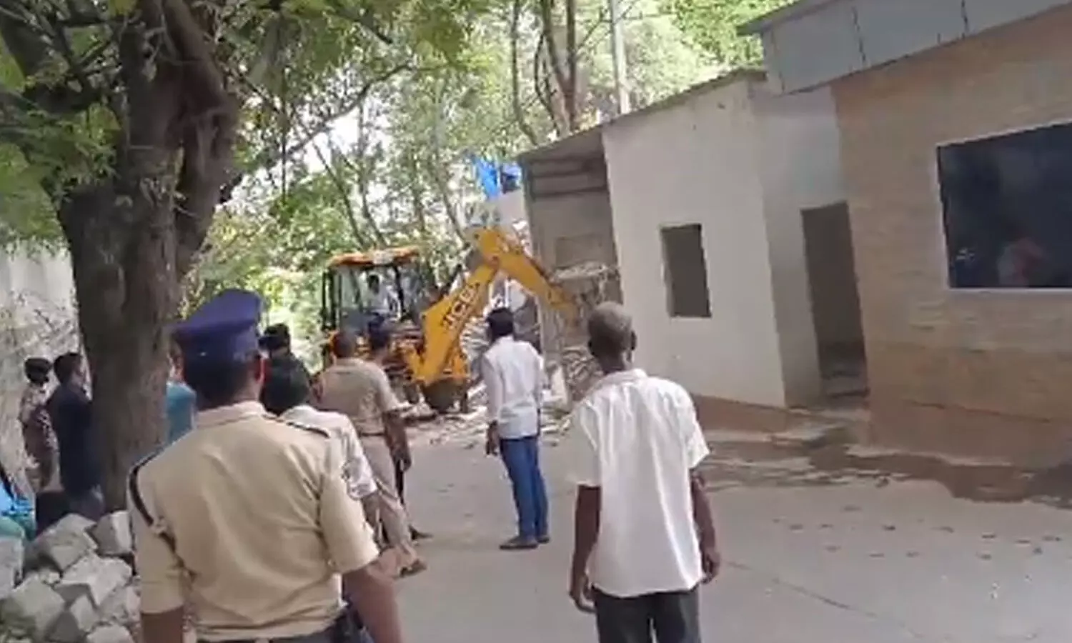 Ys Jagan : జగన్ నివాసంలో ఆక్రమణలు కూల్చివేత