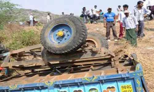 Road Accident : ట్రాక్టర్ బోల్తా - ఐదుగురి మృతి