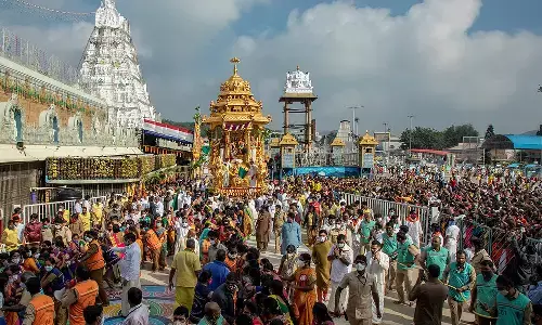 Tirumala : శనివారం.. నమో వెంకటేశ నామస్మరణలతో.. క్యూలైన్లన్నీ