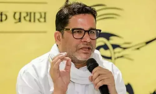 నితీష్ పై ప్రశాంత్ కిషోర్ హాట్ కామెంట్స్...మోదీ కాళ్లను తాకారంటూ?