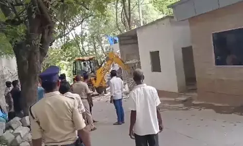 Ys Jagan : జగన్ నివాసంలో ఆక్రమణలు కూల్చివేత