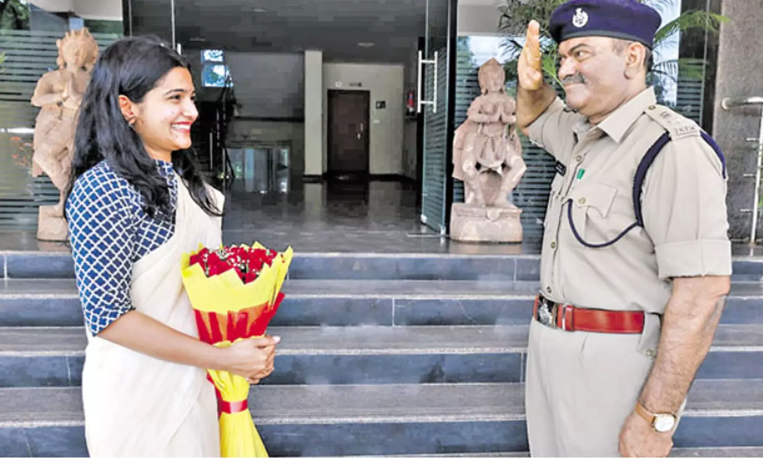 కూతురికి తండ్రి సెల్యూల్... నాన్నా ఇదేంటి?