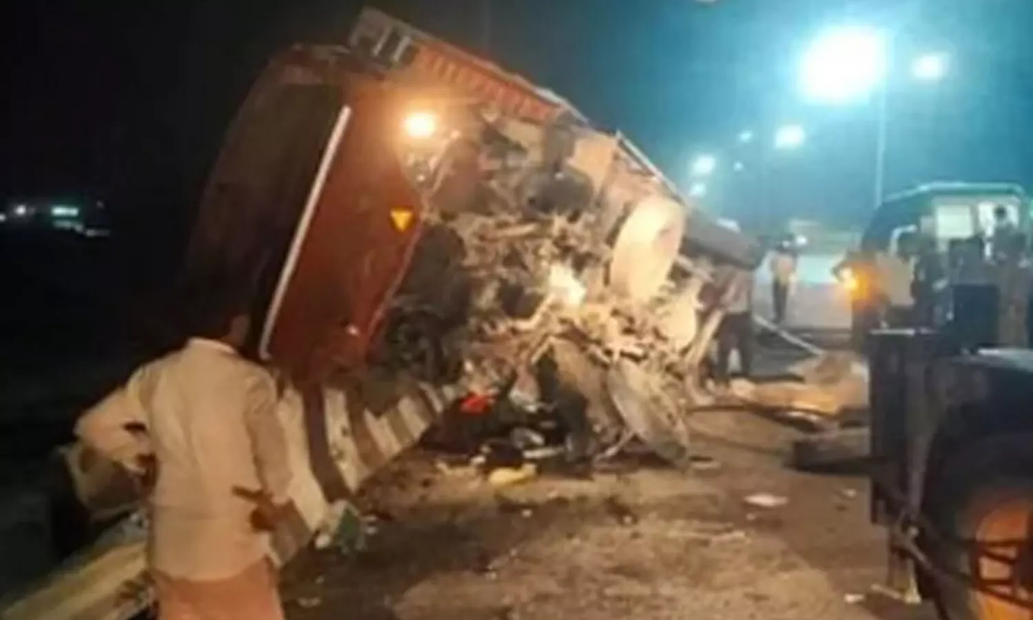 Road Accident : రోడ్డు ప్రమాదంలో అక్కడికక్కడే నలుగురి మృతి