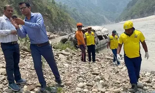 టెంపో ట్రావెల్ లోయలో పడి పది మంది మృతి