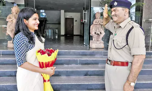 కూతురికి తండ్రి సెల్యూల్... నాన్నా ఇదేంటి?