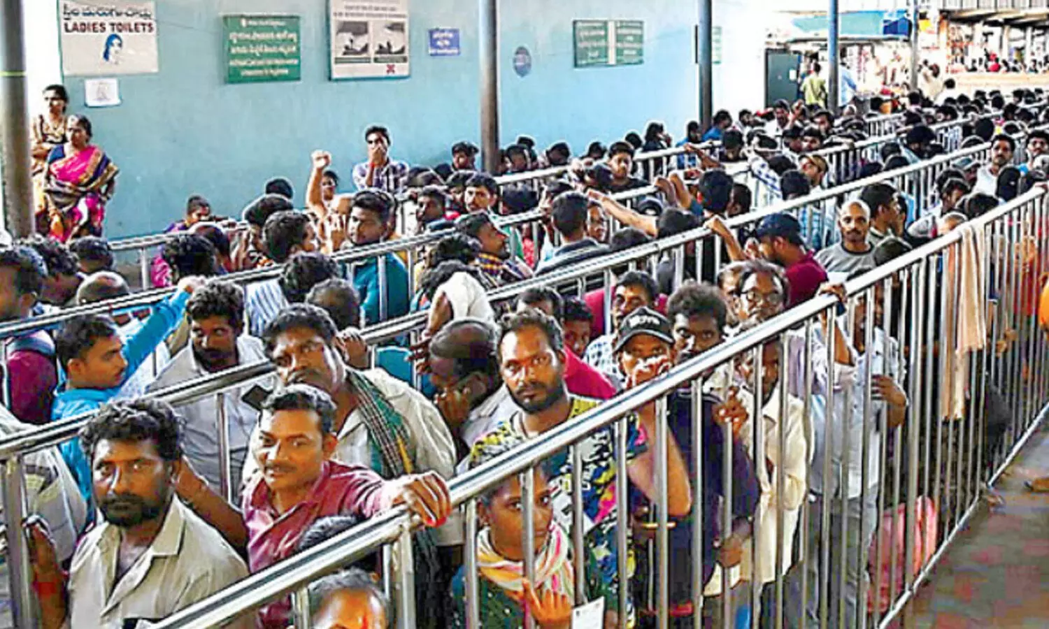 Tirumala : బయట వరకూ క్యూలైన్లు.. తిరుమలలో బారులు తీరిన భక్తులు.. గంటల పాటు నిరీక్షణ