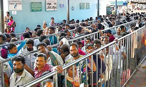 Tirumala : బయట వరకూ క్యూలైన్లు.. తిరుమలలో బారులు తీరిన భక్తులు.. గంటల పాటు నిరీక్షణ