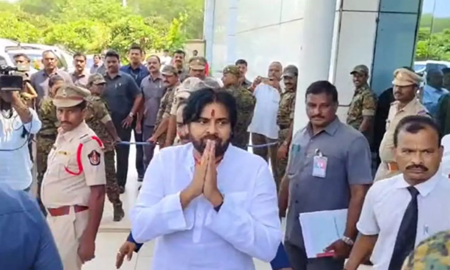 Pawan Kalyan : పవన్ కు భద్రత పెంచిన ఏపీ సర్కార్
