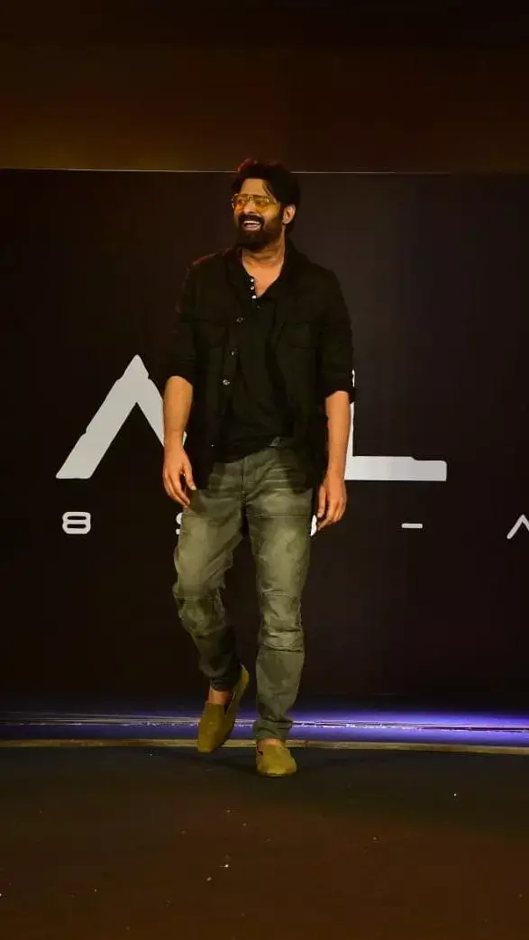 ముంబై కల్కి ఈవెంట్ లో ప్రభాస్ ఫోటోలు