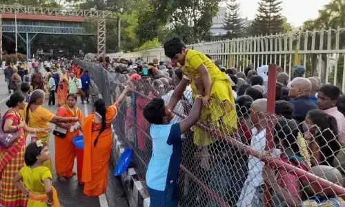 Tirumala : కలియుగ వైకుంఠంలో తగ్గని క్యూ లైన్