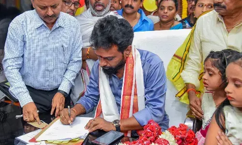 నేనూ కార్మికుడిలో ఒకడినే : మంత్రి వాసంశెట్టి సుభాష్