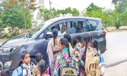 రోడ్డు పక్కన చిన్నారులను చూసిన ఎమ్మెల్సీ ఆగి మరీ