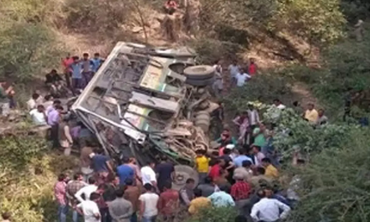 Road Accident : బోల్తా పడిన బస్సు .. నలుగురి మృతి