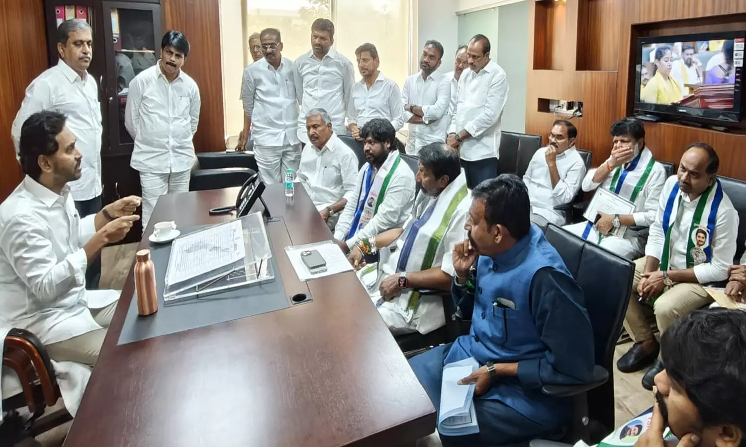 YSRCP : ఎమ్మెల్యేలతో సమావేశమైన జగన్