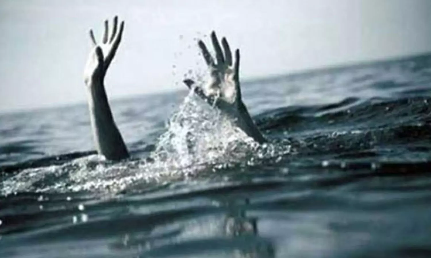 బీచ్ వెళ్లి నలుగురు యువకుల గల్లంతు