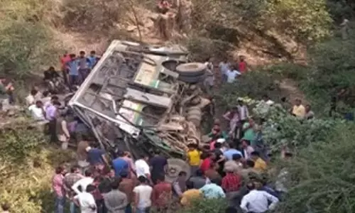 Road Accident : బోల్తా పడిన బస్సు .. నలుగురి మృతి