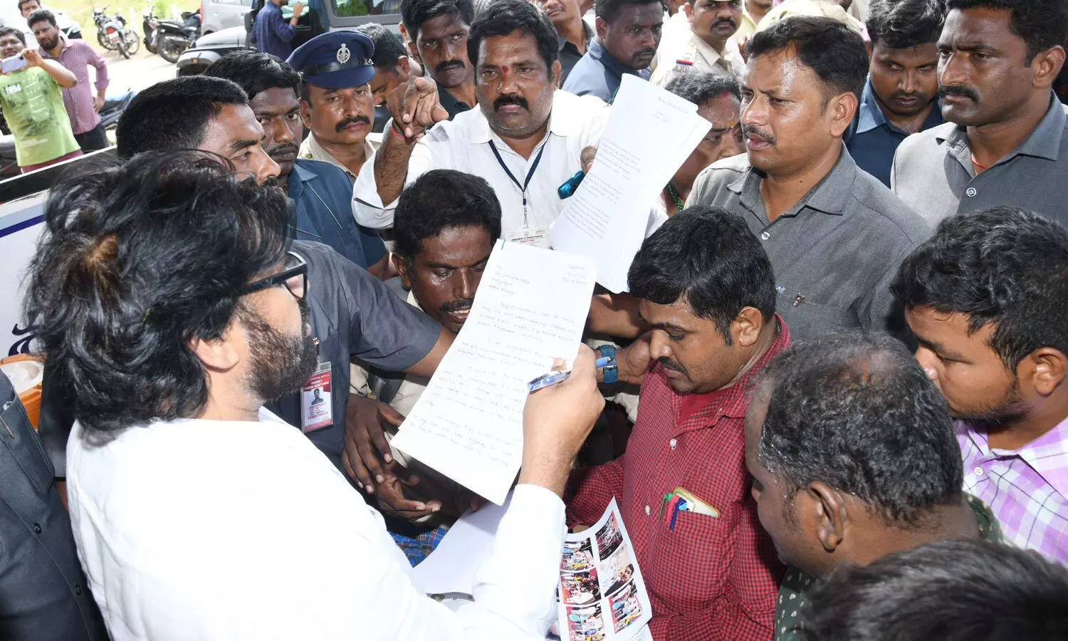 Pawan Kalyan : జనంతో జనసేనాని.. అర్జీలు తీసుకుని?