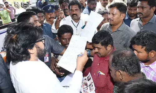 Pawan Kalyan : జనంతో జనసేనాని.. అర్జీలు తీసుకుని?