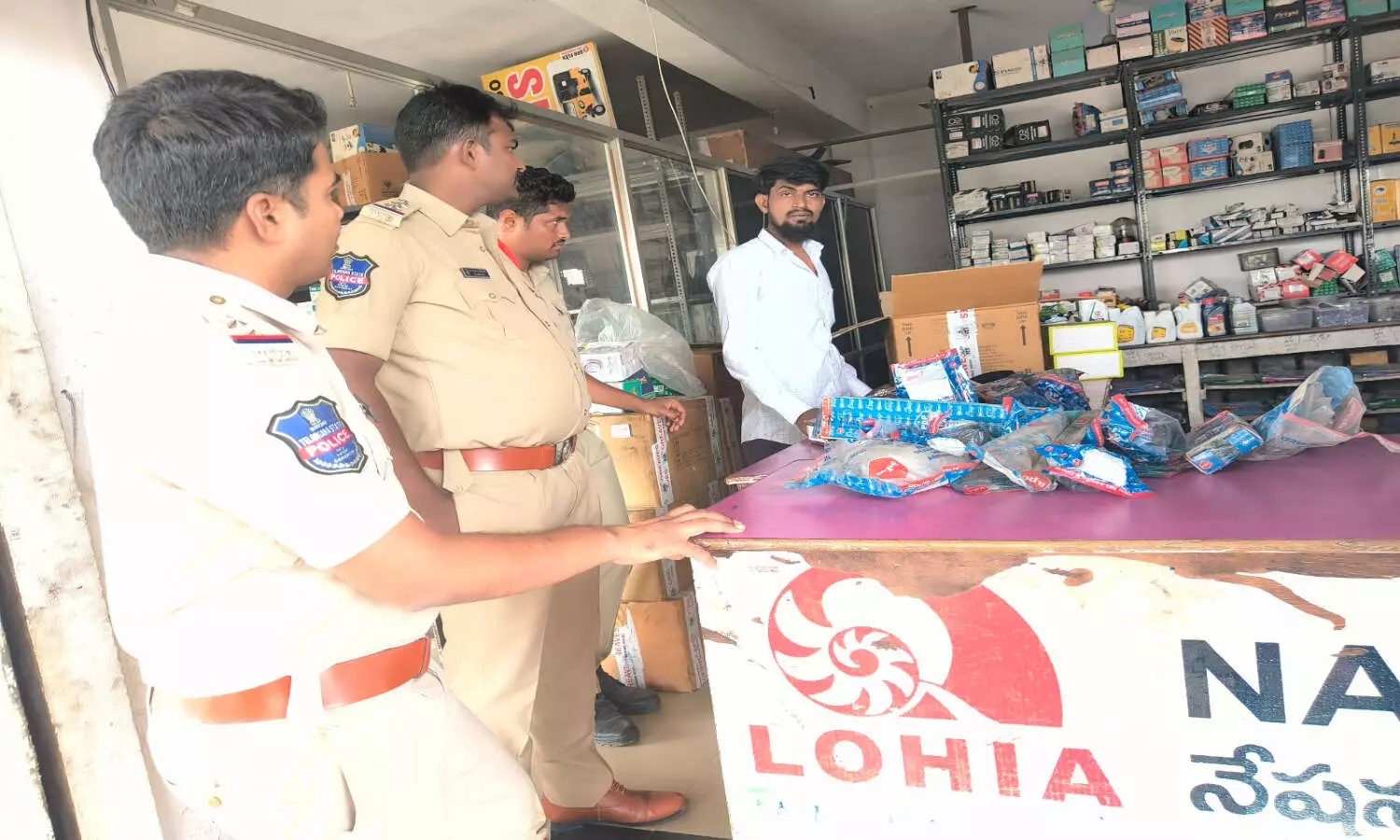 ఫేక్ పియాజియో పార్ట్స్ అమ్ముతూ.. అడ్డంగా దొరికిపోయారు