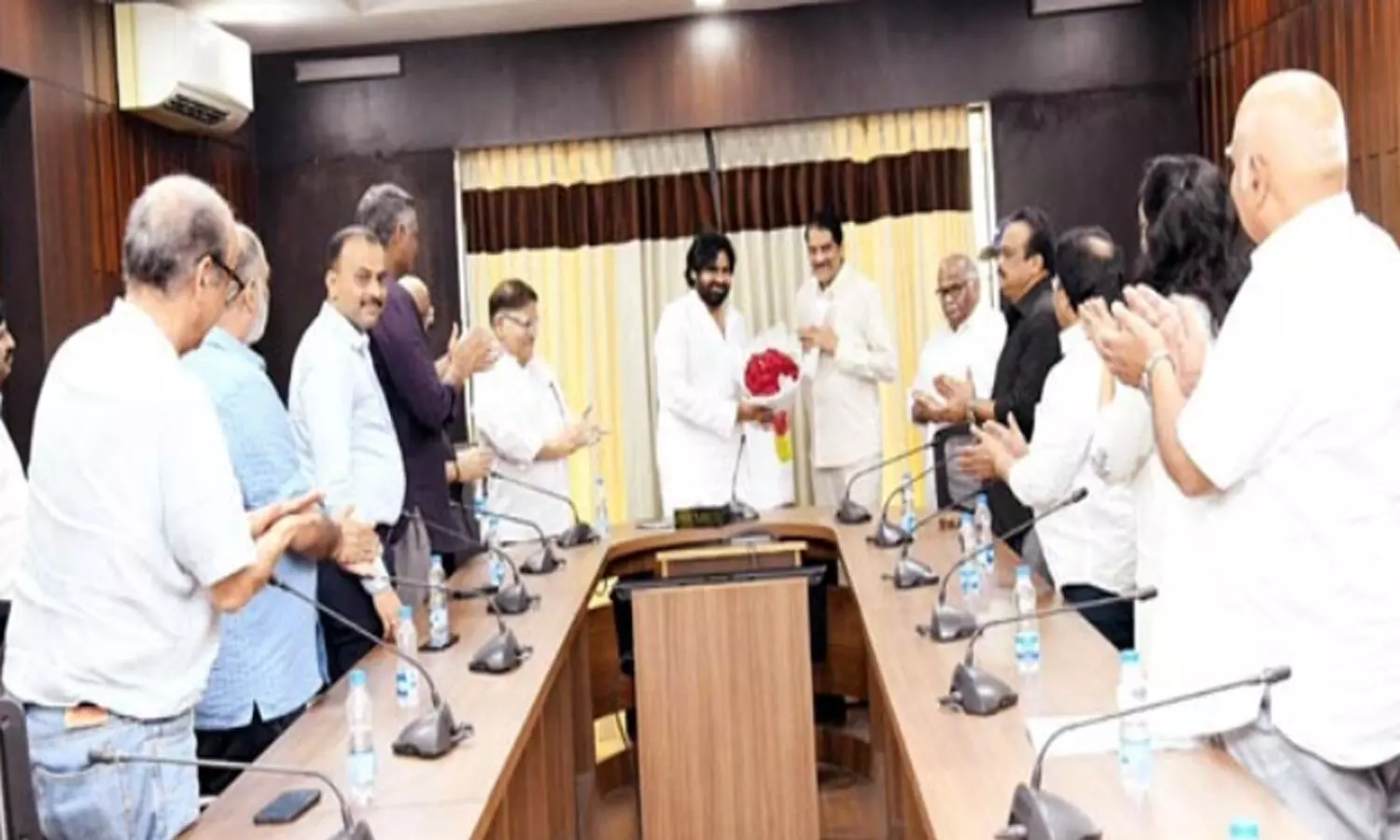 పవన్ ను కలిసి వచ్చిన తర్వాత అల్లు అరవింద్  ఏమన్నారంటే?