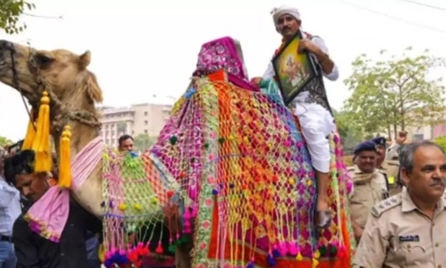 పార్లమెంటులోకి ఒంటెపై.. అడ్డుకున్న భద్రతా సిబ్బంది