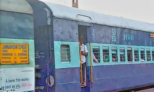 విశాఖ వెళ్లే ప్రయాణికులకు గుడ్ న్యూస్.. ఆ రైళ్లు మళ్లీ పట్టాలపైకి