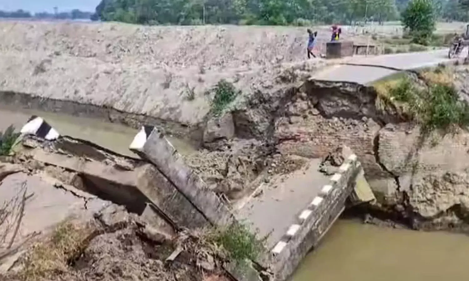 Bihar : పది రోజుల్లో నాలుగో వంతెన కూలింది.. బీహార్ లో ఇదేంది సామీ