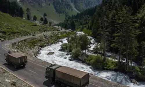 ఆర్మీ యుద్ధ విన్యాసాల్లో అపశృతి.. ఐదుగురు జవాన్లు గల్లంతు