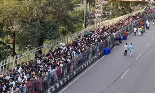 Tirumala : క్యూ లైన్ వెలుపలి వరకూ.. తిరుమలలో నేడు రద్దీ ఎలా ఉందంటే?