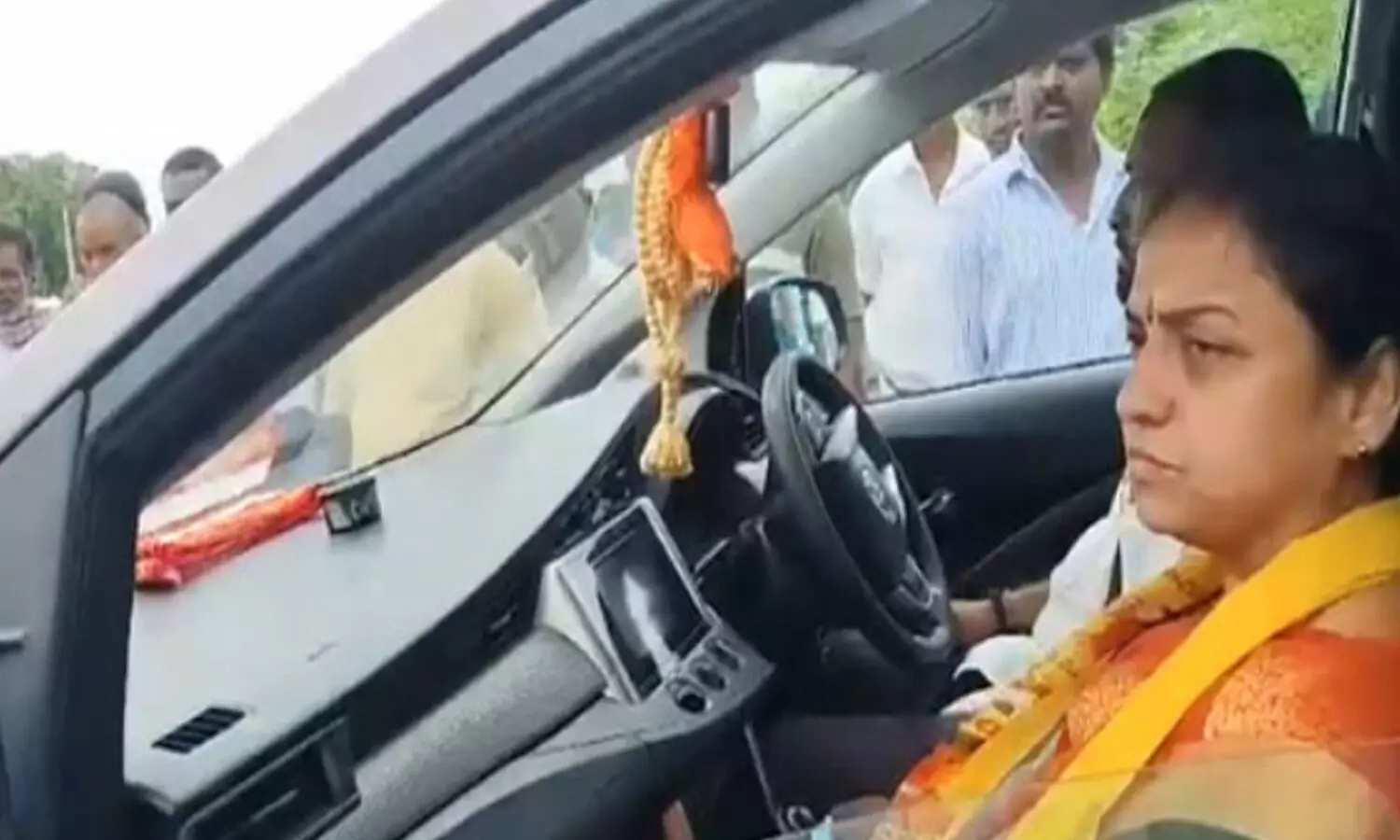 మంత్రిగారి భార్య తీరుకు చంద్రబాబు అసంతృప్తి... సీరియస్ మంత్రిగారి భార్య తీరుకు చంద్రబాబు అసంతృప్తి... సీరియస్