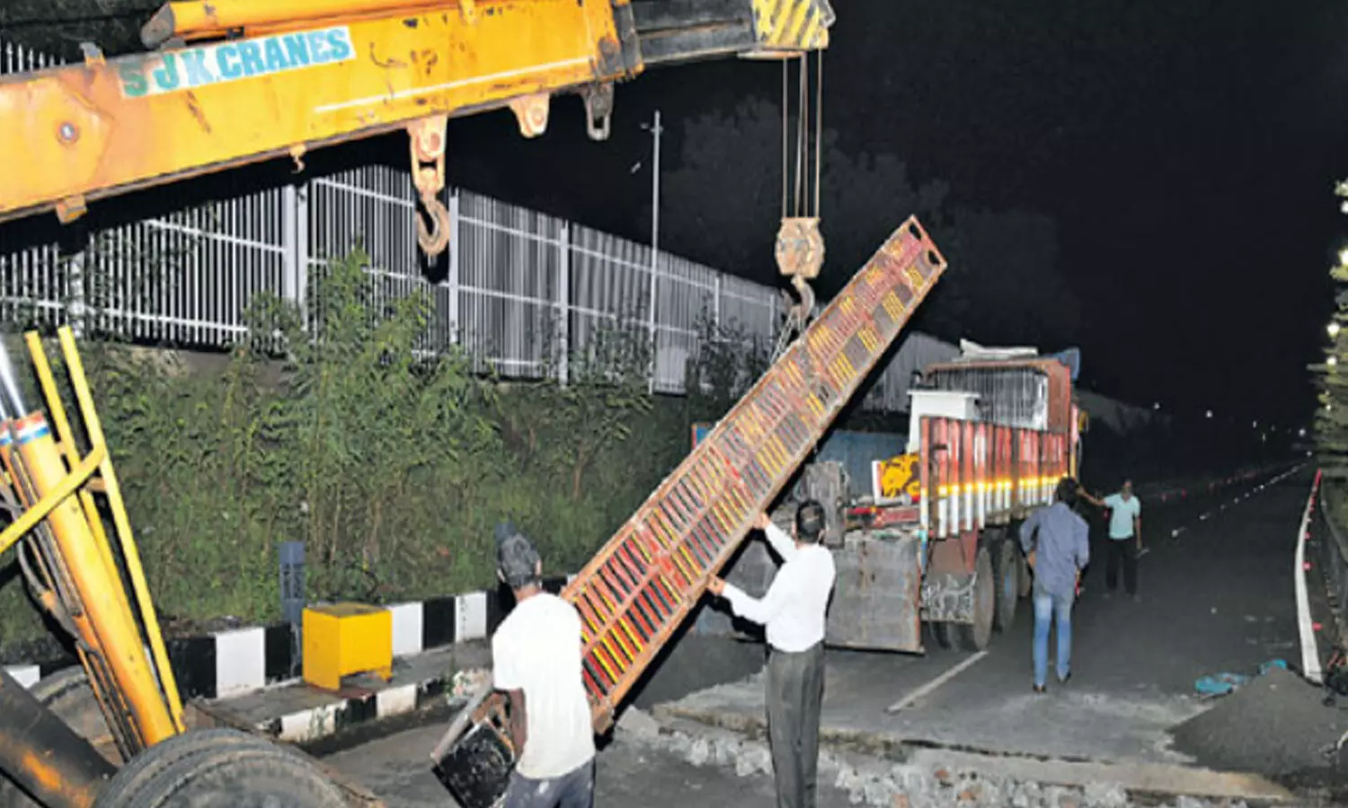 Ys Jagan : జగన్ ఇంటి వద్ద బ్యారికేడ్లను తొలగించిన అధికారులు