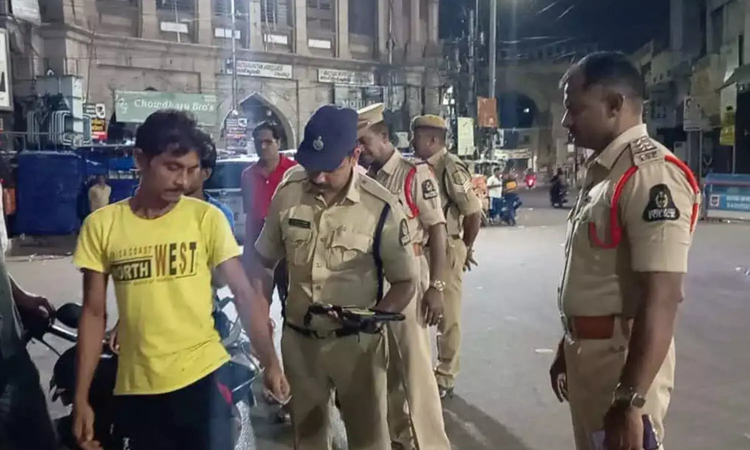 Hyderabad : పాతబస్తీలో తాట తీస్తున్న పోలీసులు.. రాత్రి పన్నెండు దాటితే?